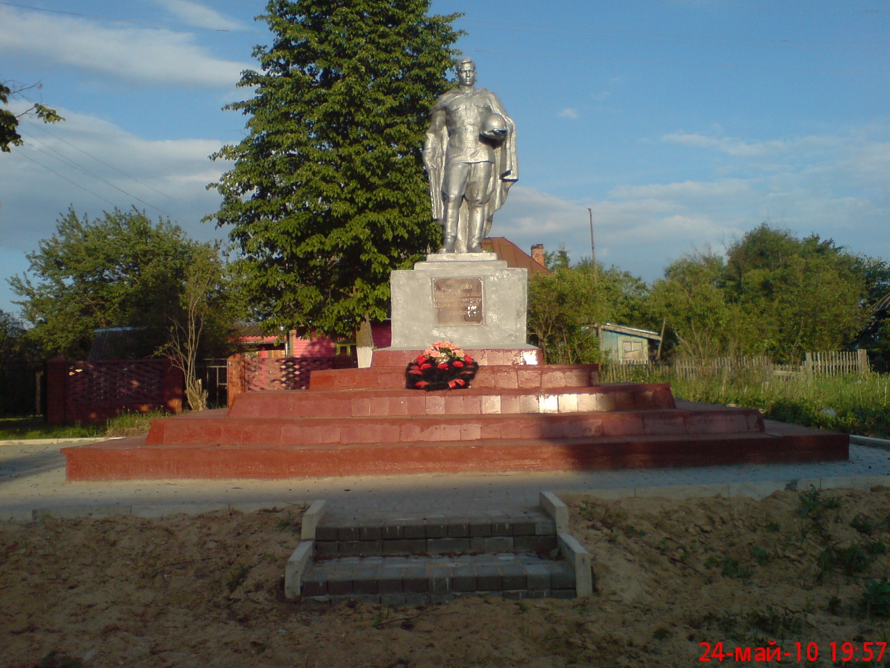  Памятник на братской могиле в  д. Новая Слобода, Жуковский район